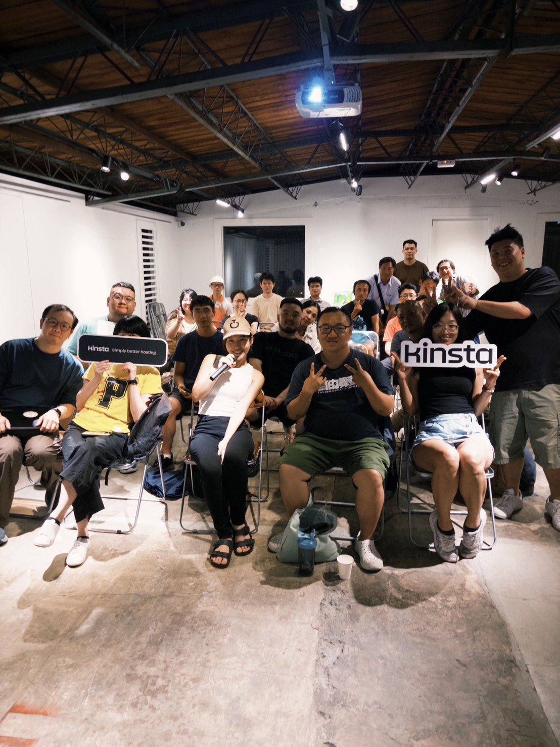 WordPress 彩虹小聚全體與會者的大合照,大家拿著 Kinsta 的字牌比 YA(照片來源:WordPress 彩虹小聚 LINE 群組)